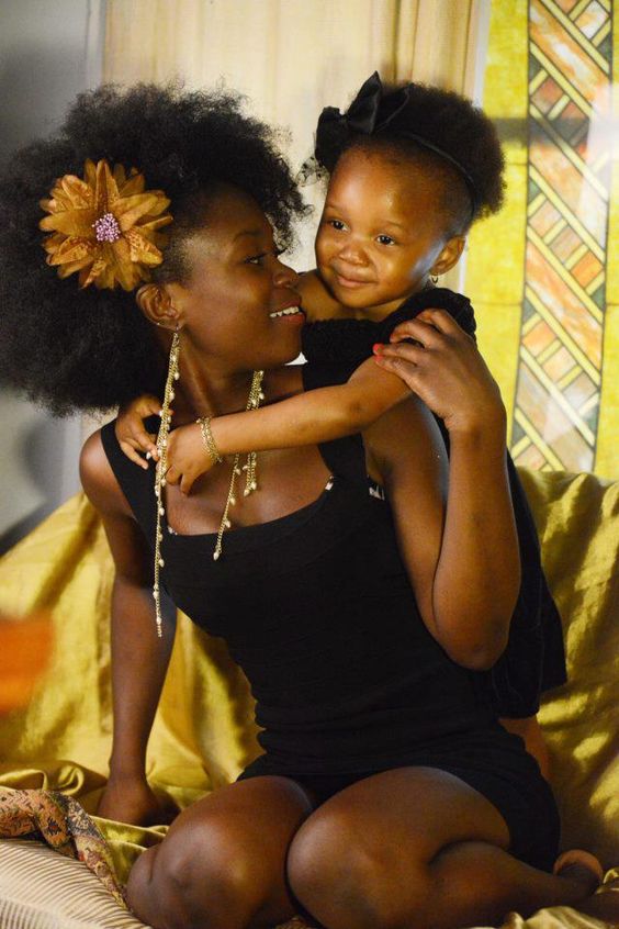 7 Frases afirmativas que harán que tu hija ame su cabello y subirán su&nbsp;autoestima.