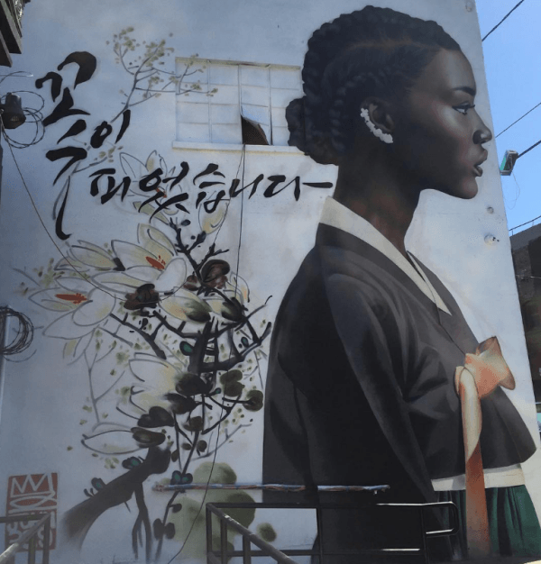 Un artista coreano pinta preciosos murales de mujeres negras vestidas con el traje tradicional&nbsp;coreano.