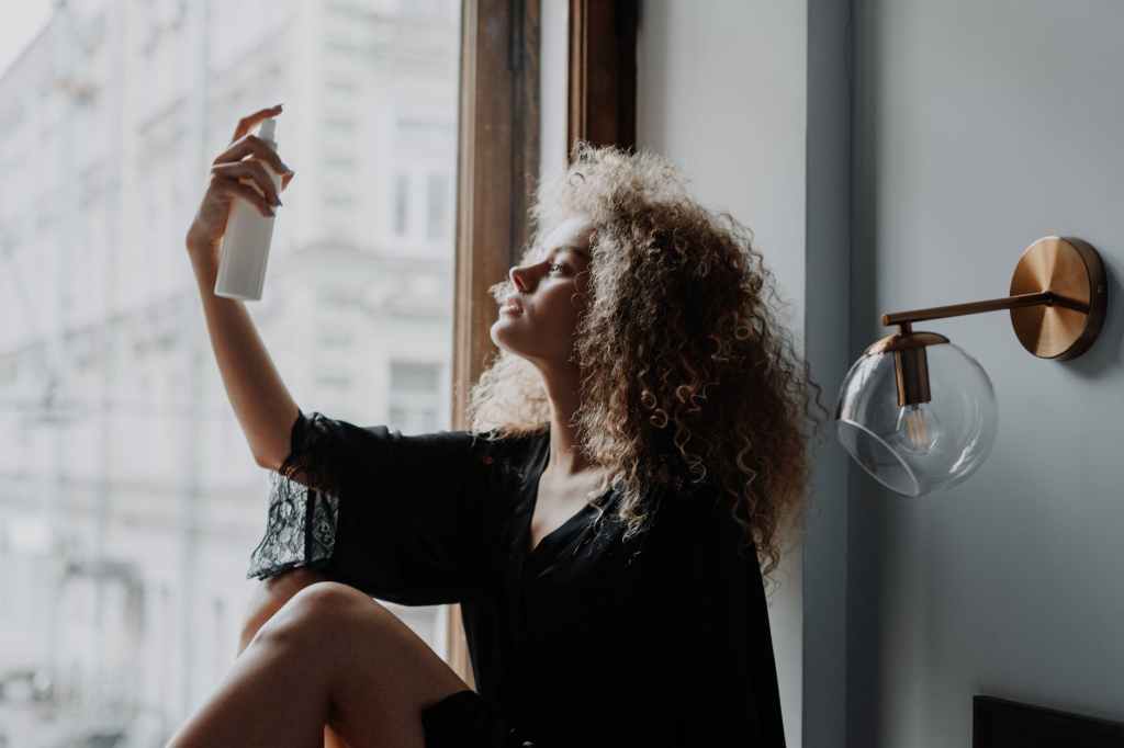 3 razones por las que tus rizos pierden humedad y brillo en invierno.&nbsp;¡Soluciónalas!