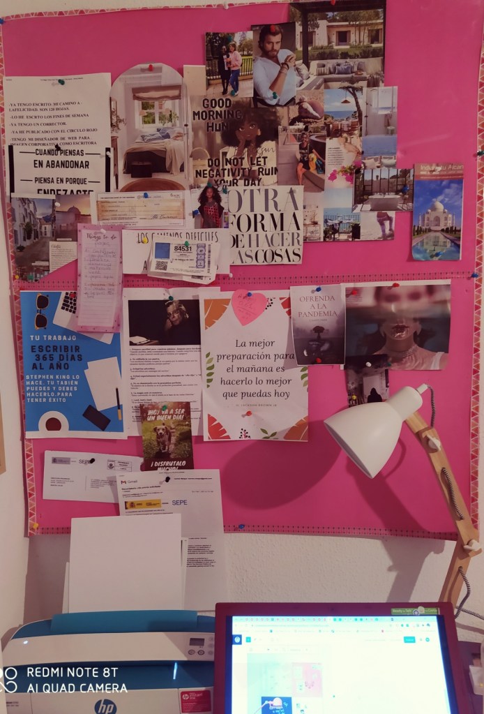 ¿Qué necesitas para crear este espacio de oficina?
En el primero se ha usado unas cartulinas para diferenciar los temas  y en mi caso una manta de yoga de espuma rosa que ya no me servía. Para diferenciar los dos lados, he utilizado cinta de dibujos. El resto es una lámpara de escritorio y una mesa. En ella puedes incorporar lo que quieras: un jarrón con flores artificiales, una taza para tus bolis, calendario, reloj. Yo he añadido una impresora.