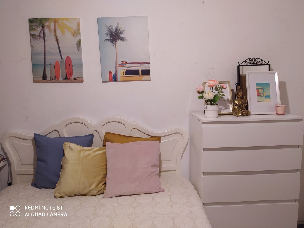 ¿Qué necesitas, para crear un espacio sencillo y agradable  en tu dormitorio?
Lo primero, que tienes que  tener claro, es que tipo de decoración necesitas. Es importante que sea un espacio donde te sientas a gusto y del que no te puedas cansar, aunque este mucho rato. Ten en cuenta que aunque vas a tener dos espacios diferenciados. Estos, 