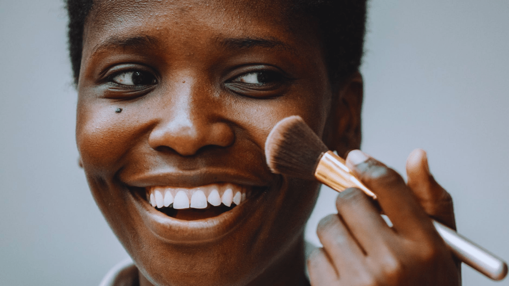 Hola, mi Curly. Hoy voy a hablarte de los coloretes. Elegir un blush parece algo sencillo. Pero cuando se trata de la piel negra, esta elección deja de ser sencilla. Porque a veces los colores que el mercado de la cosmética nos ofrece no suelen ser muy acertados o demasiado estridentes. Por ese motivo creo que este post te va a venir muy bien. Ya seas una persona que no se maquilla mucho, o alguien a quien le encanta experimentar con el maquillaje.