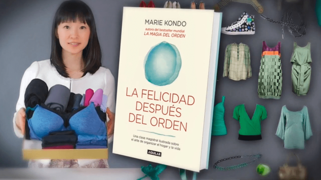 Una maestra del orden que descubrí mientras intentaba encontrar un truco, para hacer la maleta perfecta de viaje. Y no dejarme nada importante fuera de esta. Esta reina del orden, que ha convertido el hecho ordenar en un arte. Y en un negocio sin precedentes, que avalan, no solo su canal de YouTube con millones de seguidores, sus clases sobre orden a los famosos más influyentes, su participación en diferentes programas de televisión y eventos. Además de los dos libros de éxito 