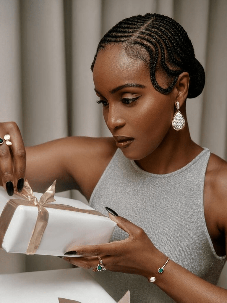 Foto  que muestra  unas micro trenzas, para indicar cómo poner tratamiento capilar en ellas. 