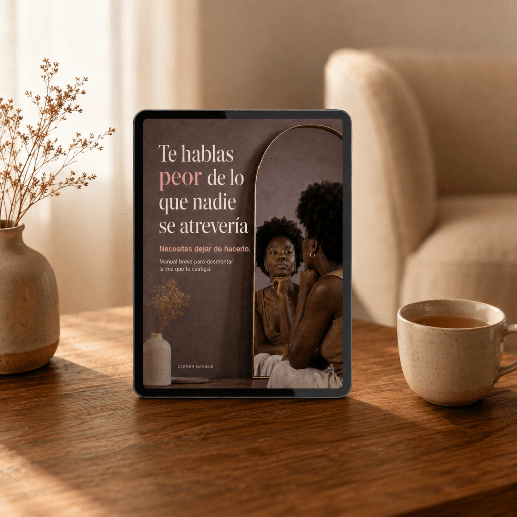 Esta imagen mustras la guía del PDF. Si alguna vez has descubierto que te juzgas con una dureza que jamás utilizarías con alguien a quien quieres, he creado el PDF Te hablas peor de lo que permitirías que te hablasen. Una guía para identificar ese diálogo interior, comprender de dónde procede y empezar a relacionarte contigo desde un lugar más respetuoso.